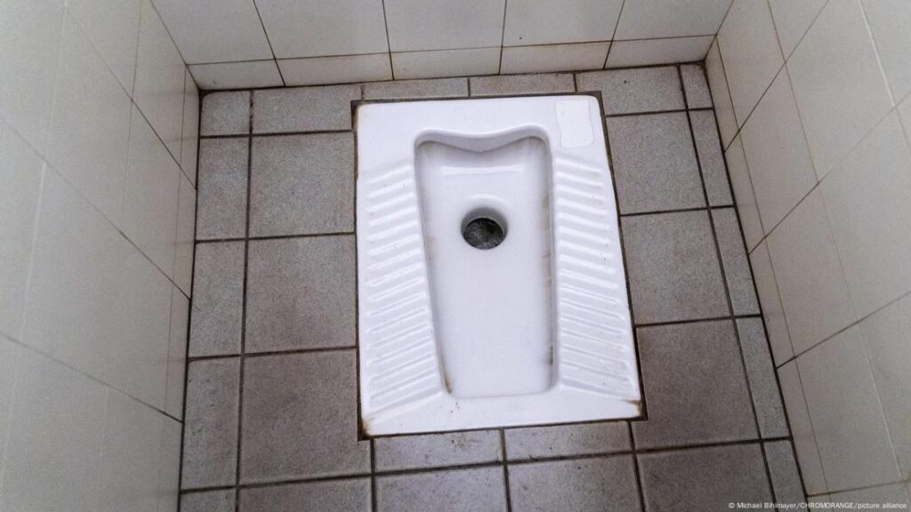 Los investigadores demostraron que los inodoros de cuclillas liberaron hasta un 62 % más de bacterias que los equipados con bidé.Imagen: Michael Bihlmayer/CHROMORANGE/picture alliance