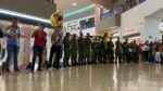 Militares cambian armas por instrumentos musicales y ponen a bailar a todos en una plaza comercial
