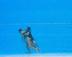 Nadadora se desmaya en la piscina durante su rutina, su entrenadora la rescata