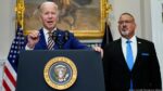 Joe Biden anuncia alivio a personas con deudas estudiantiles