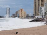 Por marea alta, continúan cerradas las playas de Mazatlán este miércoles