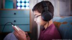 Más de mil millones de jóvenes corren el riesgo de perder la audición por el uso de auriculares, advierte estudio