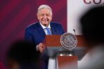 AMLO felicita a los niños por su día y revive debate del 2000