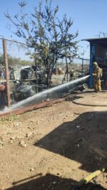 Dos vehículos calcinados deja incendio en yonke al sur de Culiacán