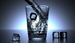 ¿Es bueno beber agua helada en temporada de calor?