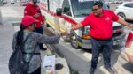 Elementos de Protección Civil entrega bebidas hidratantes a personas que se exponen a las temperaturas elevadas.