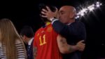 “Las disculpas no son suficientes”: Polémica en España tras el beso del presidente de la Federación a una futbolista