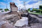 Trabaja en la reparación del socavón de Prados del Sol en Mazatlán