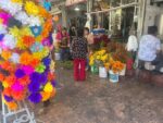 Floristas del primer cuadro de la ciudad esperan repunte en ventas por Día de Muertos