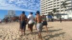 Rescata Policía Acuática a turistas de Guadalajara y Durango que eran jalados por el mar en Mazatlán