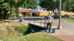 Obras Públicas instala barandales en canal pluvial del Libramiento II