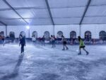¡Como en el Polo Norte! Disfrutan niños y niñas de la Pista de Hielo gratuita de la Villa Navideña de Mazatlán