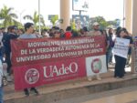 Marchan estudiantes de la UAdeO al Congreso, señalan despidos injustificados