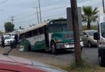 ¡Como de película! Autobús quedó sin llantas tras accidente