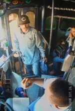 Un hombre golpea a martillazos a un chofer del transporte urbano