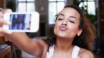 El mewing que cientos de miles de personas practican para sus selfies (y qué complicaciones puede traer)