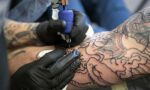 ¿Eres tatuador? Cofepris emite guía para obtener tarjeta de control sanitario