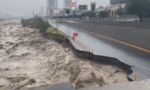 Por lluvias, se desgaja carril de avenida en Monterrey