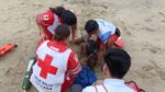 Elementos del Escuadrón Acuático ponen a salvo a mujer con dificultad para salir del mar