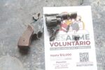 Los niños y niñas también participan, cuatro armas de juguete son intercambiadas por juegos didácticos durante el Desarme Voluntario