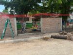 Por mal trabajo en construcción de barda perimetral, alumnos de kinder en Ahome no inician clases