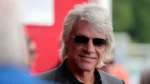 Evita Bon Jovi que mujer salte de un puente en plena grabación de un video musical