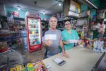 Secretario de Economía entrega apoyos negocio por negocio en el Mercado Juárez de Mazatlán