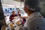 Con la cocina móvil, gobierno del estado y DIF Sinaloa acompañan a familias de hospitales, más de 13 mil platos de comida han entregado en lo que va del 2025