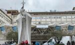 El papa cumple 24 días hospitalizado, recibe a las autoridades vaticanas