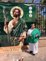 Con túnica blanca y verde, María Alicia López venera la reliquia de San Judas Tadeo Con túnica blanca y verde, María Alicia López venera la reliquia de San Judas Tadeo
