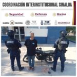 En Culiacán, el Grupo Interinstitucional asegura a un civil en posesión de presunta droga y una motocicleta con reporte de robo