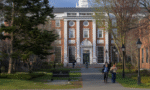 Jueza extiende orden contra prohibición de estudiantes extranjeros en Harvard