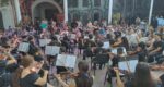 Orquesta y coros infantiles interpretan simultáneamente el vals Alejandra