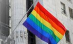 Prohíben banderas LGBTQIA+ en edificios públicos de Hungría