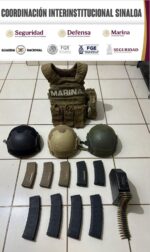 Grupo Interinstitucional asegura vehículo robado con municiones y equipo táctico en Culiacán Elementos de la Secretaría de Seguridad Pública de Sinaloa, a través de la Policía Estatal Preventiva, en coordinación con el Ejército Mexicano, la Guardia Nacional, la Secretaría de Marina, la Secretaría de Seguridad y Protección Ciudadana, la Fiscalía General de la República y la Fiscalía General del Estado, aseguraron un vehículo con reporte de robo, municiones para arma larga y equipo táctico en Culiacán. Durante patrullajes preventivos en la zona norte de la ciudad capital, los policías estatales localizaron en las inmediaciones del bulevar Miguel Tamayo Espinoza de Los Monteros lo siguiente: Vehículo: * 1 unidad marca Mitsubishi, tipo L200, con reporte de robo de fecha 18 de marzo de 2025. Municiones: * 7 cargadores para fusil abastecidos. * 1 cargador para cinta de ametralladora. Equipo Táctico: * 1 chaleco táctico con sus respectivas placas balísticas. * 3 cascos tipo kevlar. El vehículo y los indicios de delito fueron trasladados ante el Ministerio Público para que lleve a cabo las investigaciones correspondientes. Con estas acciones oportunas, el Gobierno Federal y el Gobierno del Estado reafirman su compromiso de salvaguardar el patrimonio y la integridad de la sociedad sinaloense al inhibir la circulación de estas municiones. Se invita a utilizar el 911 para cualquier emergencia, así como el 089 para realizar denuncias anónimas.