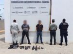 En Culiacán, Grupo Interinstitucional detiene a dos masculinos armados, asegura armas, una motocicleta y un vehículo con reporte de robo