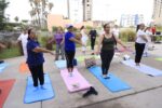 Imparten clase de yoga para adultos mayores en el Parque Central