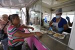 La cocina móvil de DIF Sinaloa atendió a más de 1 mil 600 personas brindando alimento caliente en 5 hospitales de Culiacán