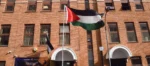 La bandera de Palestina es izada en un acto en Londres La bandera de Palestina es izada en un acto en Londres