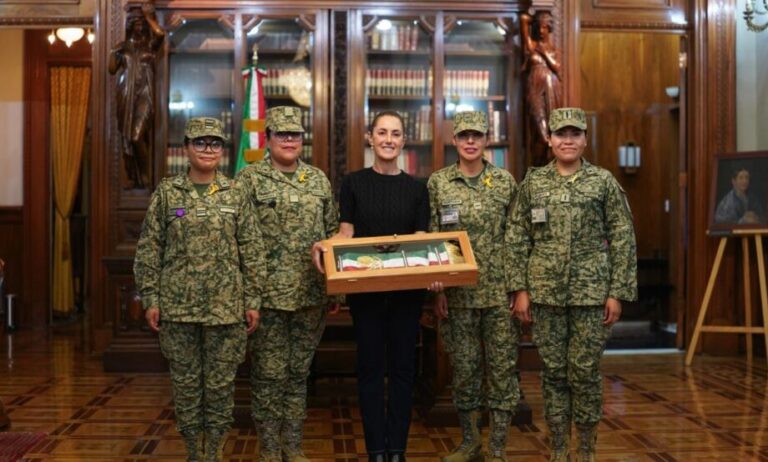 Sheinbaum reconoce a mujeres militares por confección de banda presidencial