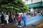 Con alimento caliente y cercanía, DIF Culiacán acompaña a familias en el IMSS Regional 1 este jueves lluvioso
