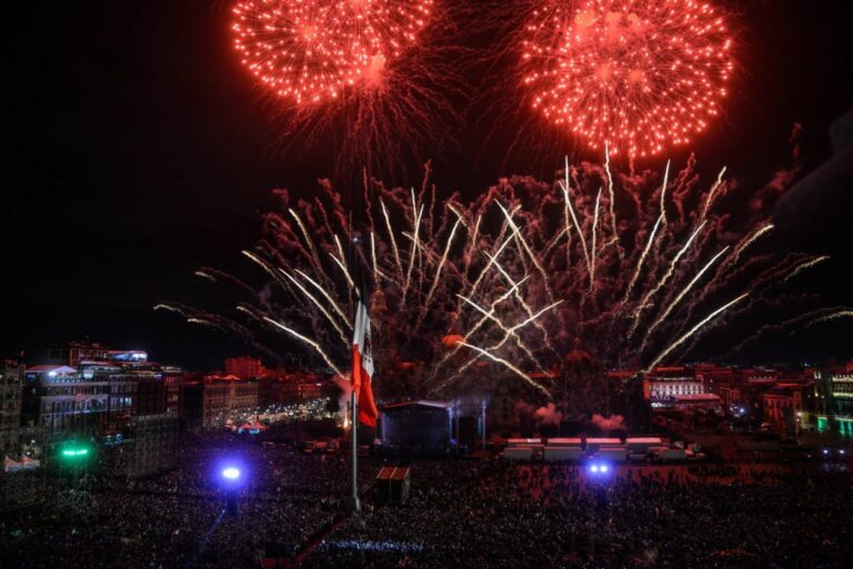 México celebra el Grito de Independencia con música, verbena y tradición