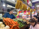 Comerciantes celebran en el Mercado Garmendia, el repunte de ventas con los productos más buscados por las familias sinaloenses durante el 1 y 2 de noviembre