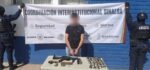 Tras seguimiento en Culiacán, el Grupo Interinstitucional asegura a un civil con armas, cargadores abastecidos, un vehículo con reporte de robo y ponchallantas