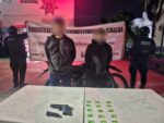 Grupo Interinstitucional asegura a 2 civiles con un arma, dosis de presunta droga y una motocicleta en Culiacán