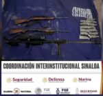 Al sur de Culiacán, el Grupo Interinstitucional aseguró armas largas, entre ellas un fusil Barrett calibre .50, además de municiones, droga y un vehículo