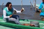 Mujeres pescadoras indígenas en Sinaloa son atendidas a través de un proyecto internacional