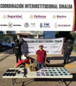 Grupo Interinstitucional detiene a civil armado, en posesión de droga y moto robada en Villa Juárez, Navolato