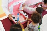 Niñas y niños deben usar cierta cantidad de pasta dental dependiendo su edad