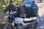 En el marco del operativo de seguridad del Carnaval Internacional de Mazatlán 2026, el Grupo Interinstitucional asegura a un extranjero que conducía una motocicleta con placas sobrepuestas